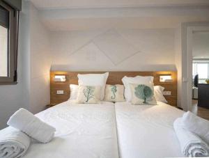 希洪El Séptimo Apartamento的卧室配有白色大床和白色枕头
