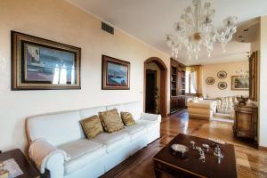 科莫Charming & Luxury Villa Como Lake的客厅配有白色的沙发和桌子