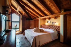 科莫Charming & Luxury Villa Como Lake的一间带床的卧室,位于带窗户的房间内