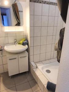 诺德代希Apartment Nordseeblick的一间带水槽和浴缸的小浴室