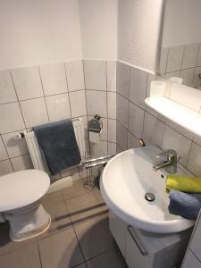 诺德代希Apartment Nordseeblick的浴室配有白色卫生间和盥洗盆。