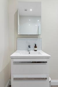布里克瑟姆Bolton Plaice, Brixham的白色的浴室设有水槽和镜子