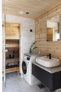 科沃拉Tykkimäki Resort的一间带洗衣机和水槽的浴室