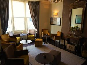 布莱顿霍夫布兰奇楼酒店的客厅配有桌椅和镜子