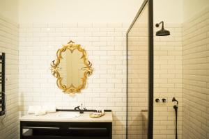 吉马良斯Conquistador Palace的浴室设有水槽和墙上的镜子