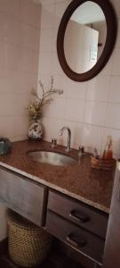 维拉帕尔克西基曼Casa campestre – Lago azul的浴室的柜台设有水槽和镜子