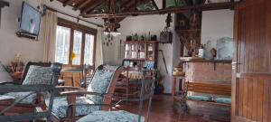 维拉帕尔克西基曼Casa campestre – Lago azul的客厅配有椅子和砖砌壁炉