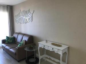 福塔莱萨Beach Way - Apartamento no Porto das Dunas的客厅配有沙发和桌子