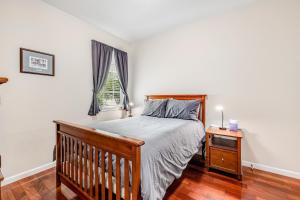 温莎Wine Country Getaway的一间卧室设有一张木床和一个窗户。