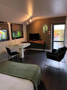 布雷斯地区布尔格巴德瑞德霍特斯里奥利酒店的一间卧室配有一张床、一张桌子和一张书桌