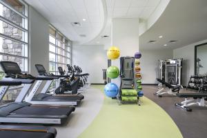雷德蒙德Archer Hotel Seattle/Redmond的健身房设有跑步机和有氧运动器材