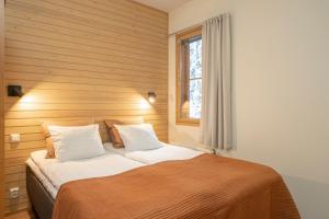 鲁卡Ski-Inn AurinkoRinne的一间卧室设有一张大床和窗户