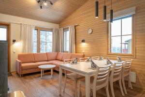 鲁卡Ski-Inn AurinkoRinne的客厅配有沙发和桌椅
