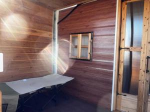 益城町Glamping Village LEAF的客房设有带窗户的木墙