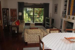贡多马尔Cork Tree Villa的客厅配有床、沙发和窗户