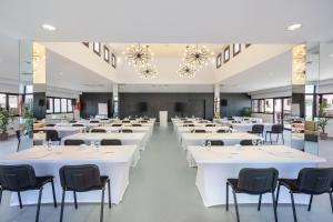 阿格特Occidental Roca Negra - Adults Only的一个带白色桌椅的大型宴会厅