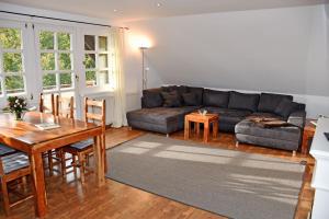 卑尔根Reetdachfachwerkvilla am Wiesengrund的客厅配有沙发和桌子