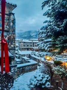 帕雷斯阿吉萨那Charming 3-storey Loft with fireplace的雪中带红丝带的圣诞树