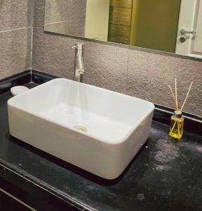 伊瓜苏港Casa Céntrica para alquiler vacacional的浴室内一个柜台上的白色水槽