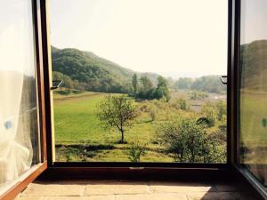 Arquata Scrivia卡希纳佛明格佐农家乐的享有绿色田野景致的窗户