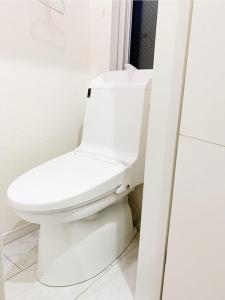 东京Shinokubo guest house的一间位于客房内的白色卫生间的浴室
