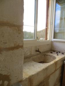 Lamonzie-MontastrucLes jardins de Peychenval的一间带石制水槽和窗户的浴室