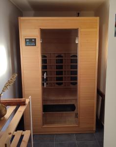 马汀Apartmán v prírode s vlastnou saunou的一个带玻璃门的木制酒窖