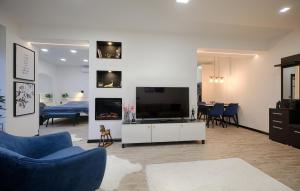 塔塔班亚Monos Apartman的带沙发、电视和桌子的客厅