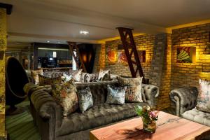 都柏林圣殿酒吧酒店的带沙发和砖墙的客厅