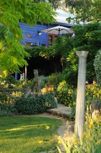 塔姆沃思弗戈摩尔庄园酒店的花园,花园中设有杆子、栅栏和房屋