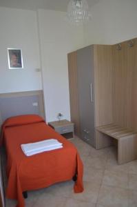 特龙扎诺拉戈马焦雷阿尔德格戴安娜酒店的一间卧室配有红色的床和木制橱柜
