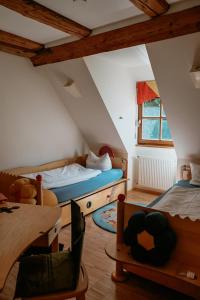 施帕尔特Bayerischer Hof Spalt的阁楼间设有两张床和一张桌子
