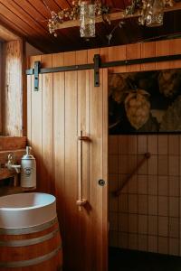 施帕尔特Bayerischer Hof Spalt的一间带卫生间、水槽和桶的浴室