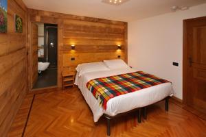 萨奥兹-杜尔克斯毕安卡内芙酒店的一间卧室设有一张床和一间浴室。