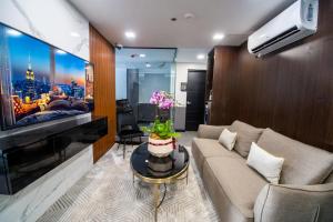 马尼拉ASN Boutique Residence的带沙发和电视的客厅