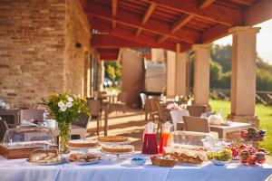 乌尔比诺Country House Ca'Balsomino的一张桌子,上面有蓝色桌布,上面有食物