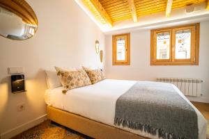 马德里Smartr Madrid Gran Via Apartments的卧室配有床、镜子和窗户。