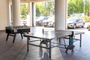米兰米兰华美达广场酒店的一张乒乓球桌和一个棋盘在房间里