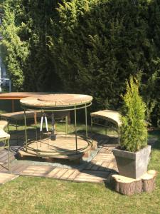 劳马Haus Anna的公园里的一张野餐桌和两张长椅