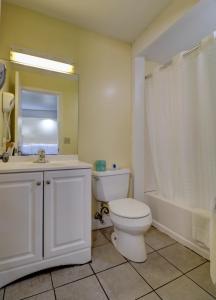 索科Classic Inn的浴室配有卫生间、盥洗盆和浴缸。