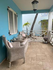 克拉伦代克Kas Lagoen Blou (Ocean Breeze 13)的客厅配有椅子和蓝色的墙壁