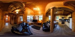 基斯Norwegian Log Cabin The Roe Deer -sauna & hot tub的木屋内的客厅配有皮革家具