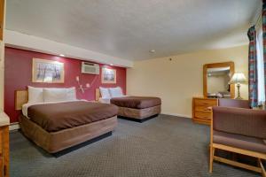 索科Classic Inn的酒店客房,设有两张床和镜子