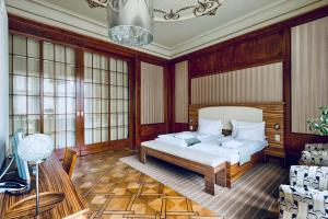 赫拉德茨 - 克拉洛韦区府大酒店的一间设有白色床的卧室,位于带窗户的房间内