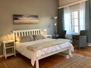 斯瓦科普蒙德秘密花园旅馆的卧室配有一张白色大床