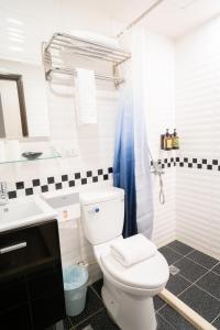 台北希尔商旅-西门馆的浴室配有白色卫生间和盥洗盆。