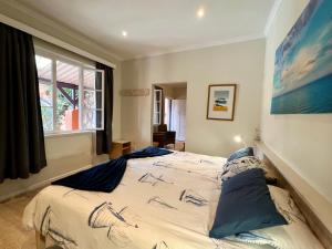 斯瓦科普蒙德秘密花园旅馆的一间卧室配有一张带蓝色枕头的床。
