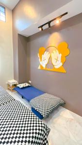 Sungai PelikBonjour Homestay的卧室配有一张床,墙上设有镜子