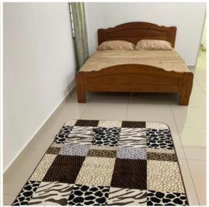 居銮Sobey Laris Homestay MAS AYU的卧室配有一张床,地板上铺有格子地毯
