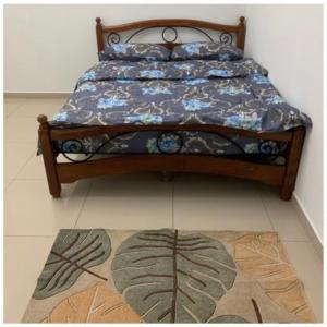 居銮Sobey Laris Homestay MAS AYU的卧室内的一张床位,地板上铺有地毯